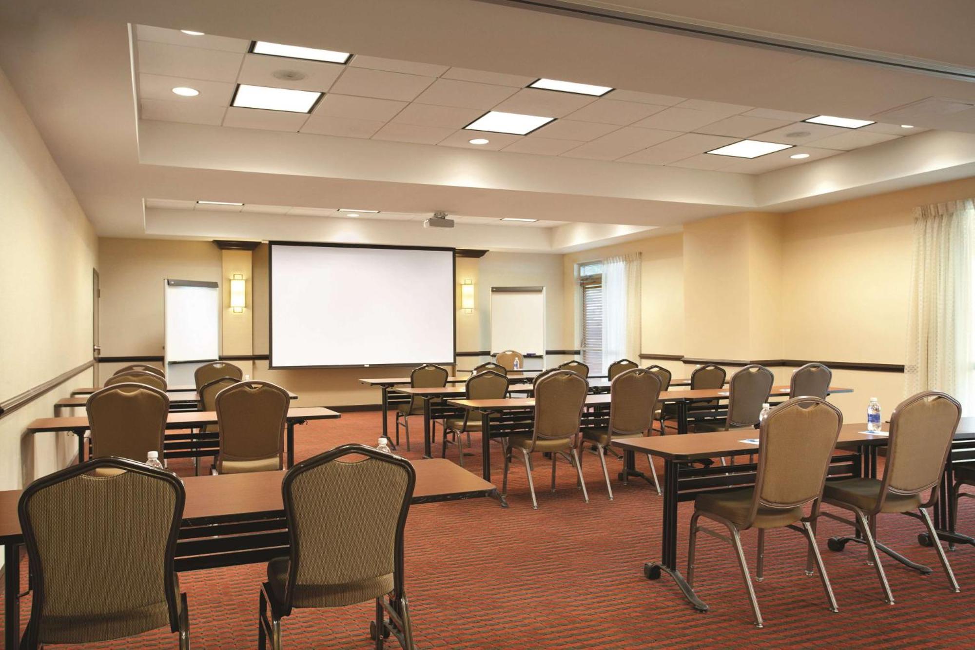 Hyatt Place Worth / Cityview